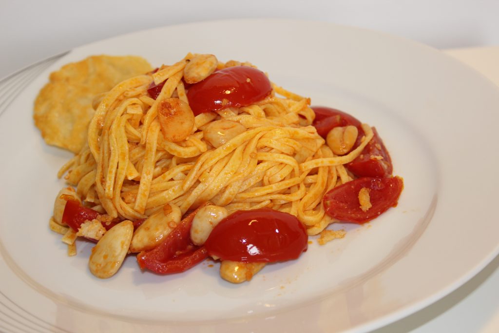 Tagliatelle con ciliegini crosta di parmigiano e mandorle