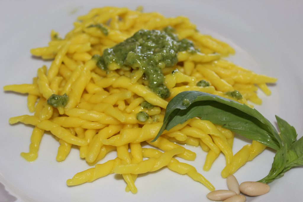 Trofie gialle saltate con verdure al pesto e caciocavallo